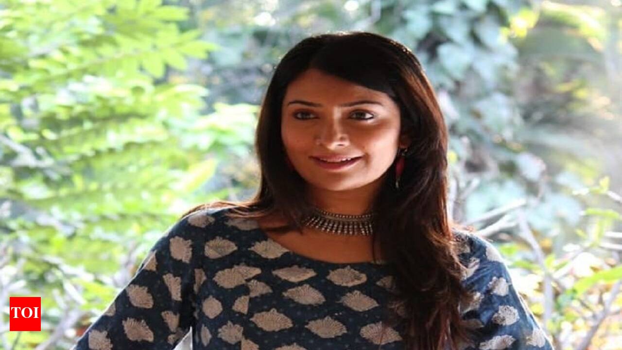 Radhika pandit boobs