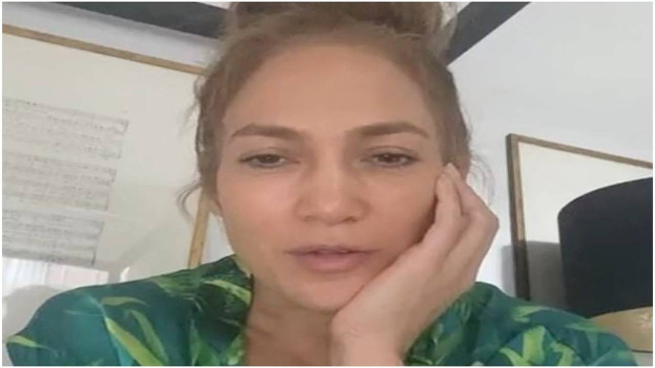 JLo went make-up free after the music awards. Time you took a 'bare-faced  break', too? - Times of India