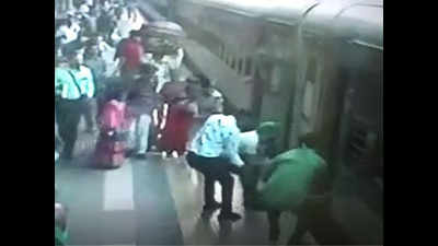 Maharashtra: Passenger saved by railway staff while boarding moving train at Kalyan station