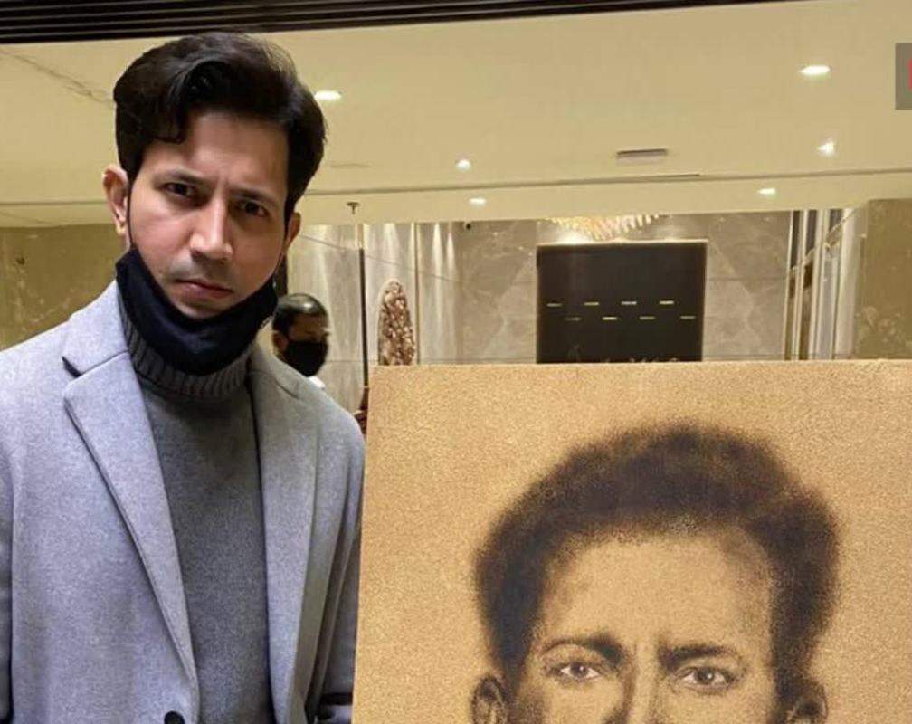 
When an artist used fire art to create portrait of Sumeet Vyas
