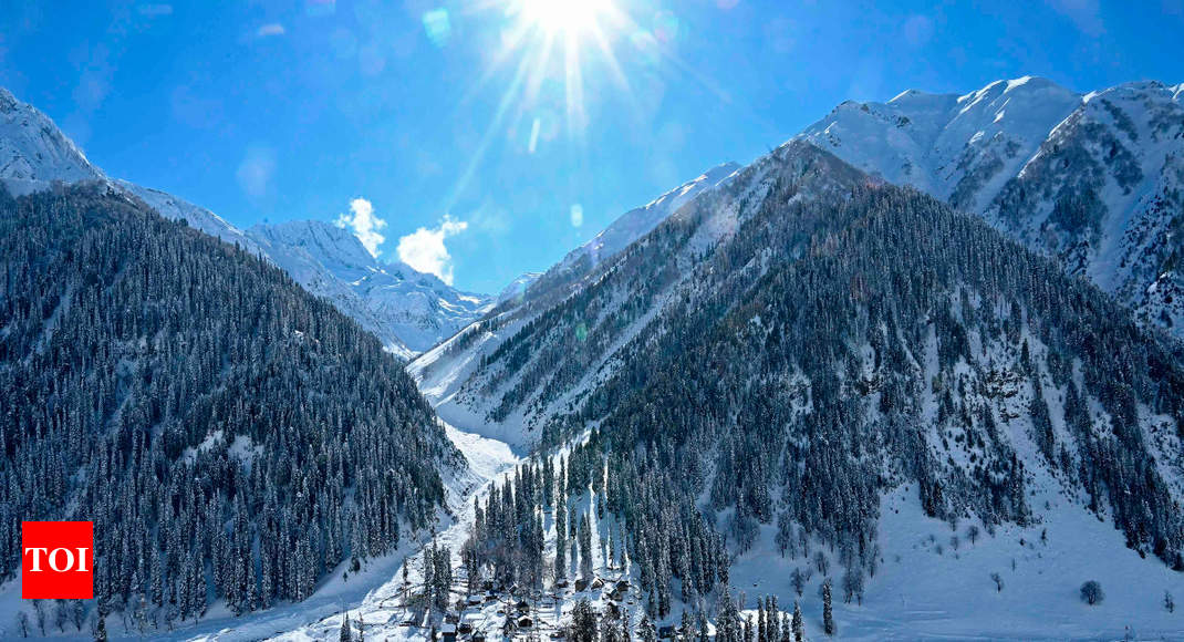 Sub-zero temperature at several places in Kashmir, Pahalgam coldest at  minus  deg celsius | India News - Times of India