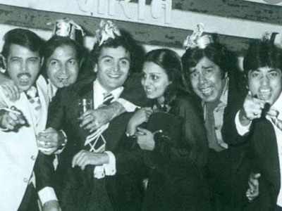 This picture of late Rishi Kapoor, Neetu Kapoor, Rakesh Roshan and Prem Chopra will take you back in time!