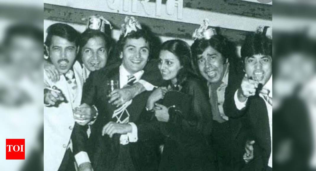 This picture of late Rishi Kapoor, Neetu Kapoor, Rakesh Roshan and Prem