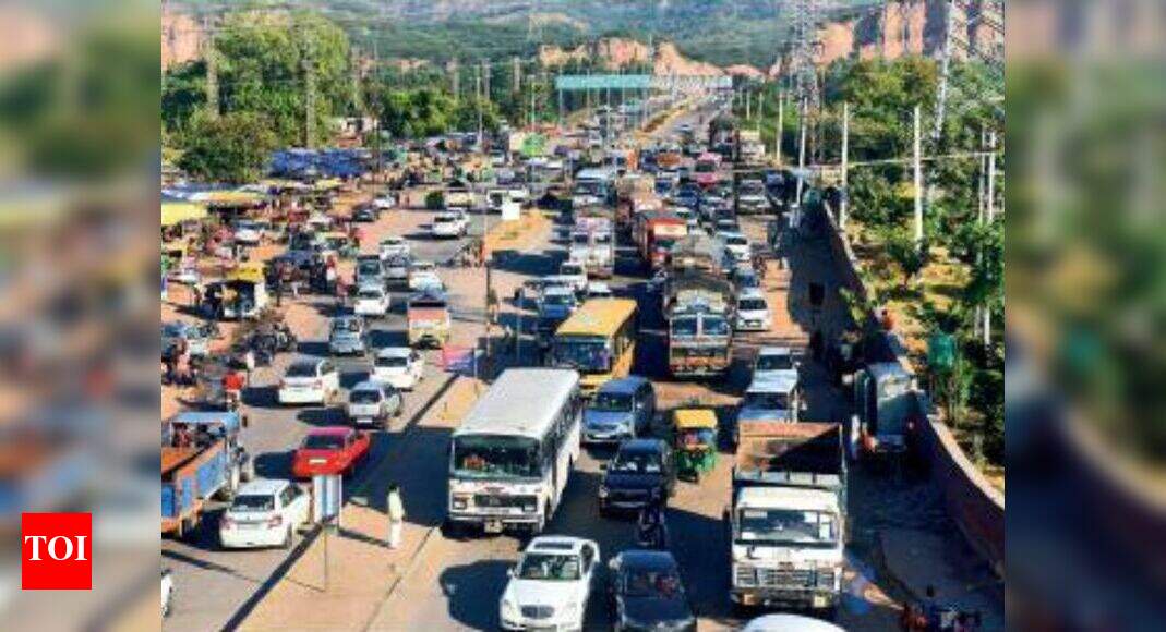 Chandigarh Officegoers run late as traffic crawls again Chandigarh