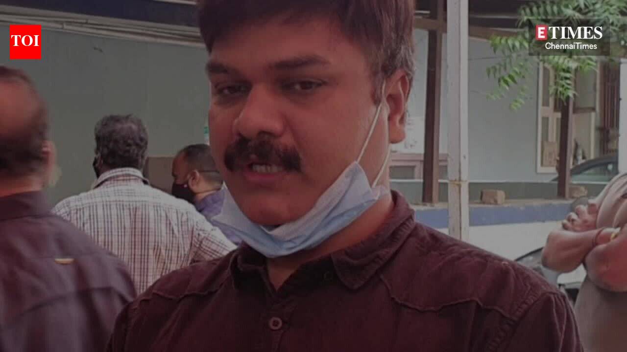 Lyricist Viveka pays his last respects to director Siva's father