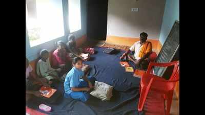 Chhattisgarh: On days when volunteers are absent, parents take reins of Mohalla classes
