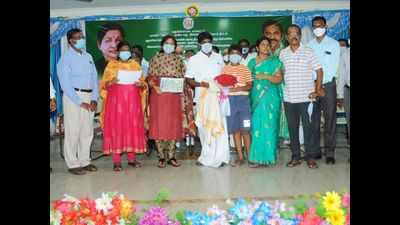 Tamil Nadu health minister felicitates people who donated their land for river linking project