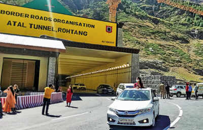 Snow Avalanche blocks Atal Tunnel