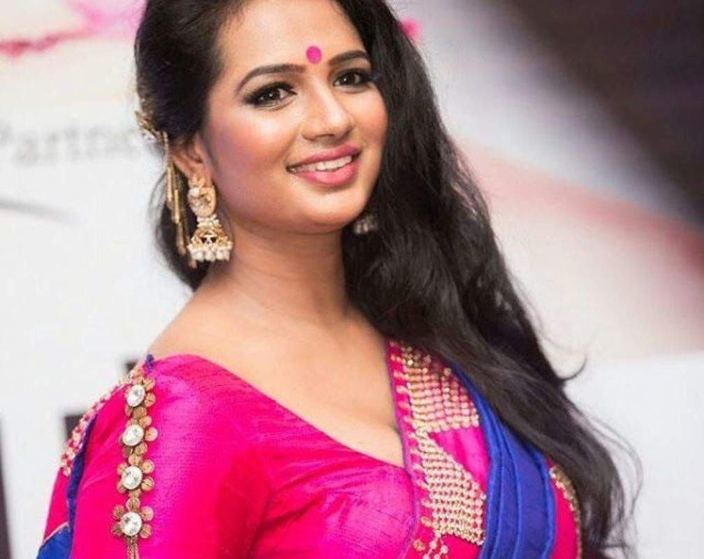 
Kudumbavilaku actress Saranya Anand flaunts her sari look
