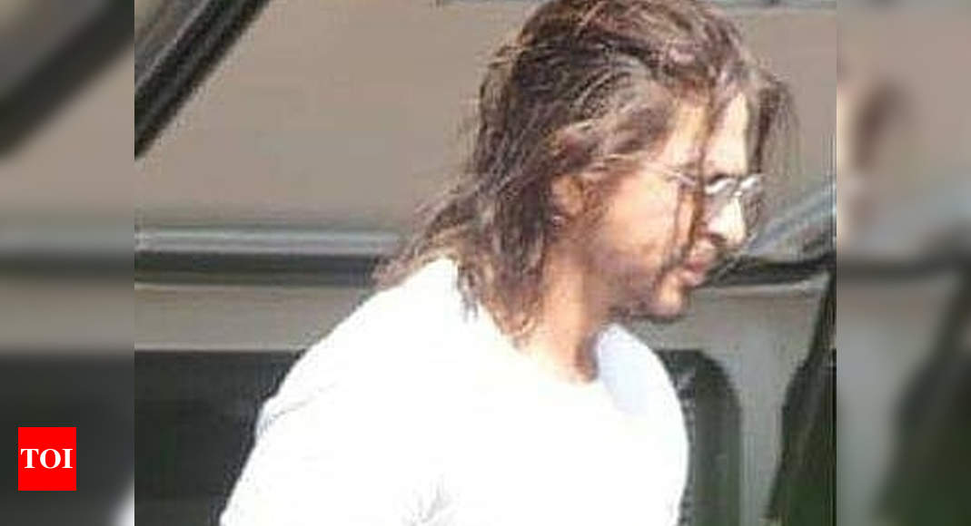 Shah Rukh Khan sports long hair as he shoots for 'Pathan' in Mumbai | Hindi  Movie News - Times of India