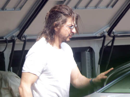 The Badshah is back! Shah Rukh Khan's long hair look is so HOT | The Times of India The Badshah is back! Shah Rukh Khan's long hair look is so HOT | The Times of India