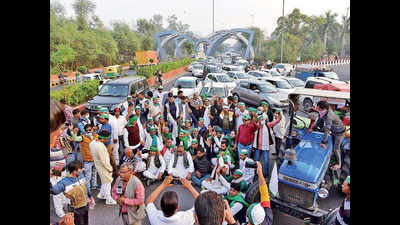Farmers now block Chilla border, choke Delhi-Noida artery