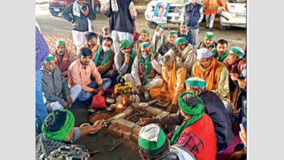 At UP Gate, now a havan for ‘good sense’ to prevail