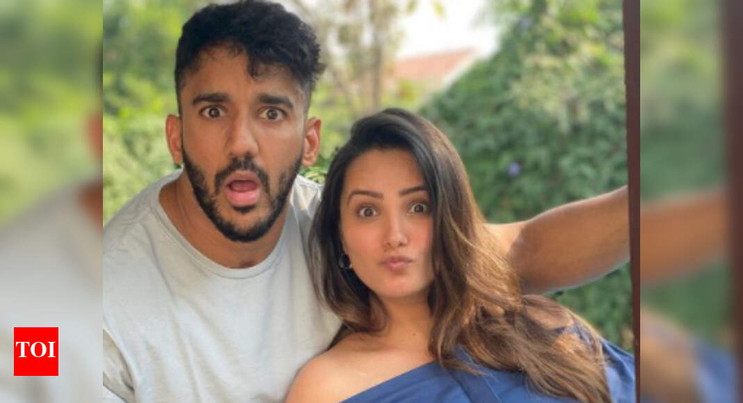 Mom-to-be Anita Hassanandani and hubby Rohit Reddy get goofy on their ...