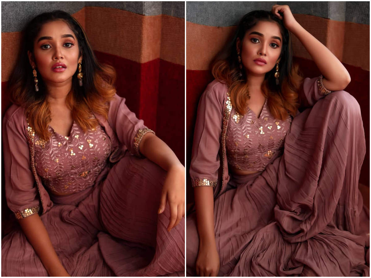 Anikha Surendran: Anikha Surendran looks breathlessly beautiful as she dons  the festive look | Malayalam Movie News - Times of India