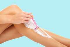 Natural remedies to help reduce irritation after shaving