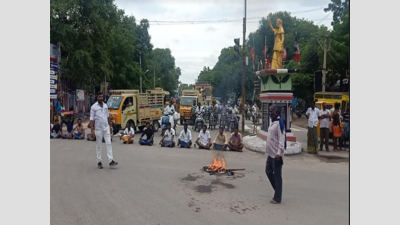 Tamil Nadu CM's effigy burnt in Virudhunagar over Deivendrakula Vellar statement