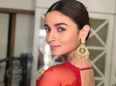 From Alia Bhatt to Kriti Sanon: 5 times Bollywood divas wowed us in backless blouses