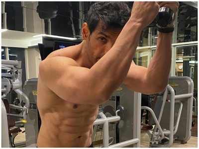 John Abraham sets the cyberspace ablaze with his latest shirtless picture; leaves 'Dostana' co-star Abhishek Bachchan, Tiger Shroff and fans impressed