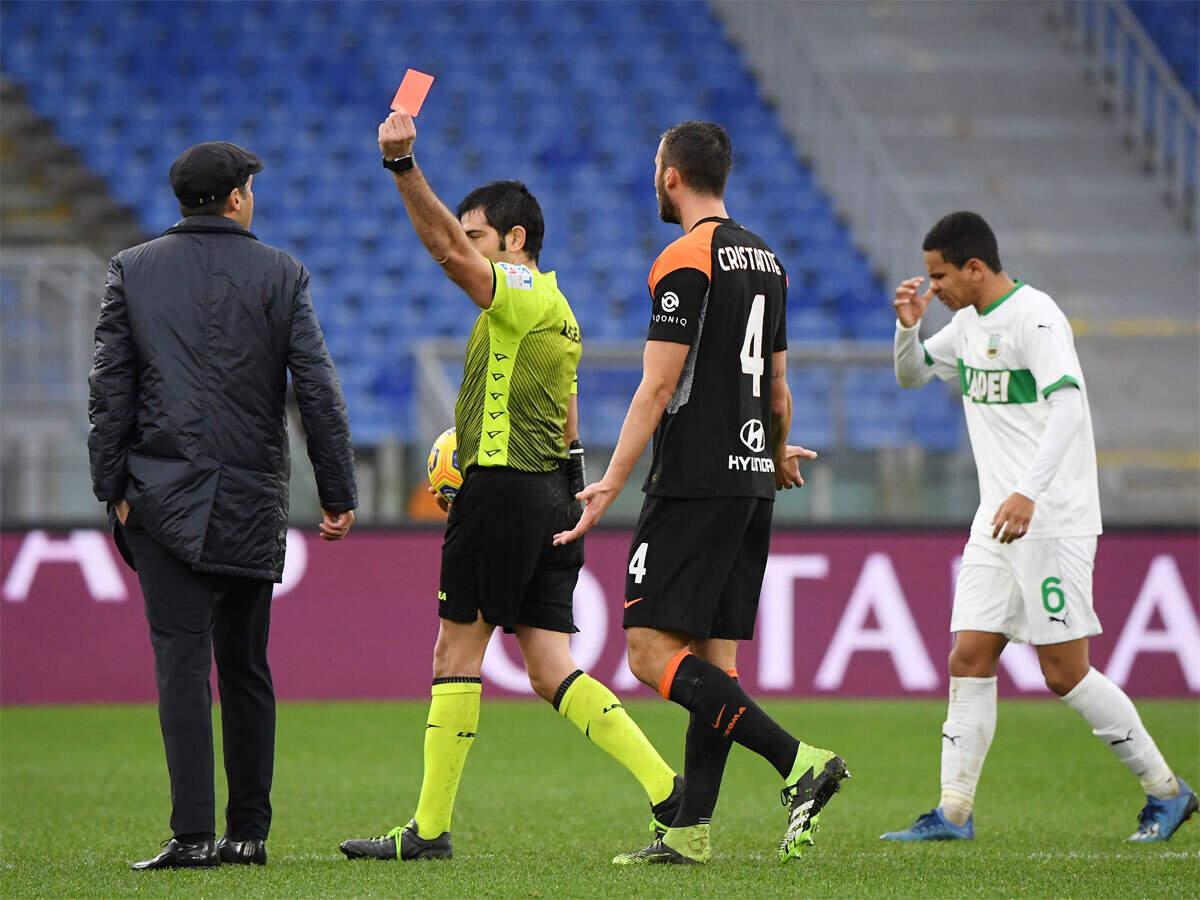 Serie A Angry 10 Man Roma Hold On For 0 0 Draw With Sassuolo Football News Times Of India