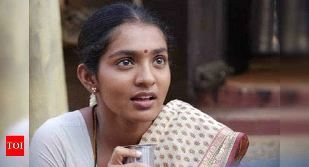 Parvathy remembers how she played Maari in Poo | Tamil Movie News ...