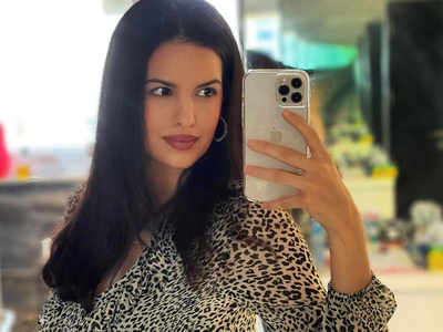Natasa Stankovic rocks a leopard print crop top in her latest mirror selfie