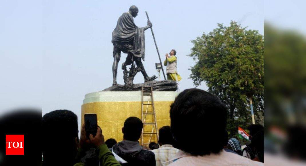 TMC begins sit-in demonstration in support of farmers in Kolkata ...