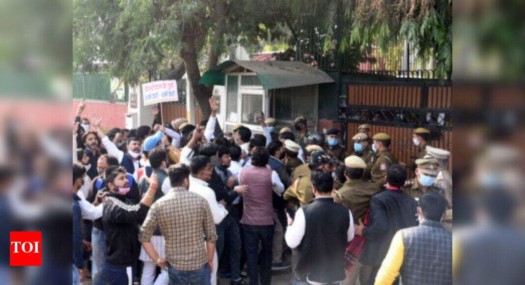 Manish Sisodia Delhi Bjp Workers Stage Protest Outside Deputy Cm Manish Sisodia Delhi Bjp Workers Stage Protest Outside Deputy Cm