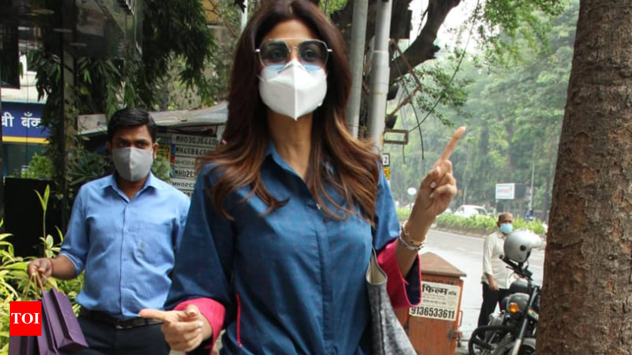 Shilpa Shetty makes heads turn in a black cropped top and double-toned denim  jeans