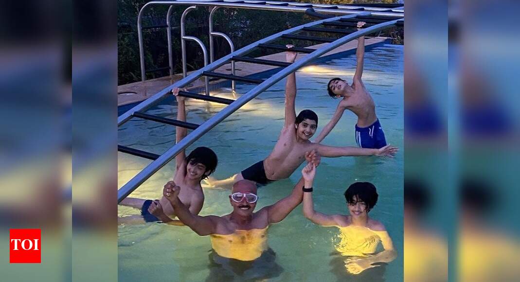 Hrithik Roshan shares a picture of father Rakesh Roshan enjoying in a