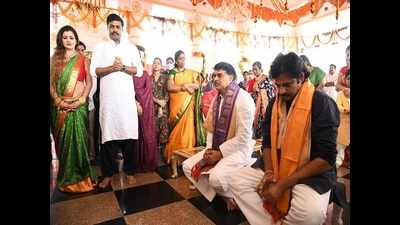 Andhra Pradesh: Pawan Kalyan offers prayers at Dokiparru Sri Venkateswara temple