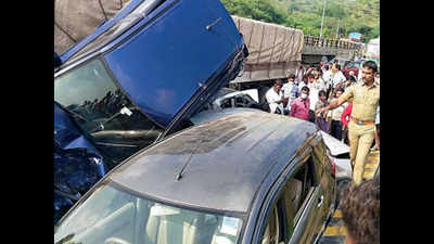 Four killed, 7 injured as truck ploughs through vehicles in Tamil Nadu's Dharmapuri