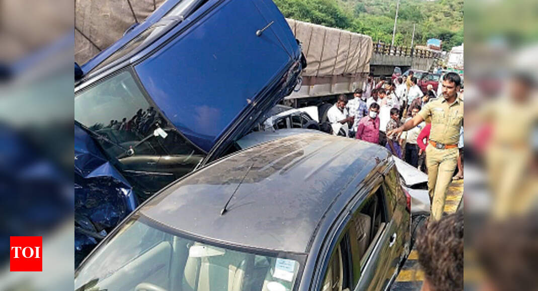 road accident: Four killed, 7 injured as truck ploughs through vehicles in Tamil Nadu's Dharmapuri | Coimbatore News - Vimarsana News