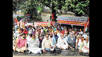 Odisha: Farmers demand repeal of central laws, stage stir