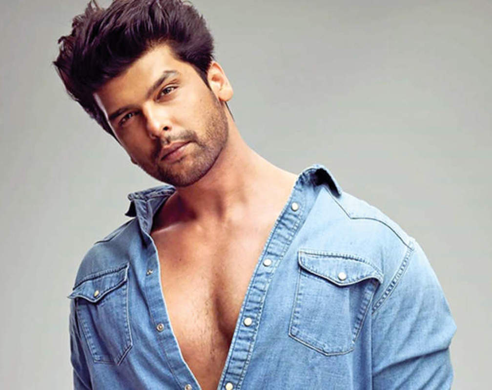 
Watch Kushal Tandon share why he can't do without sunglasses at the Bombay Times Fashion Week
