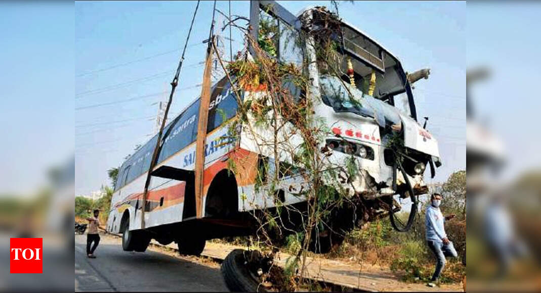 Tyre burst pushes bus off road, 4 hurt | Mumbai News - Times of India