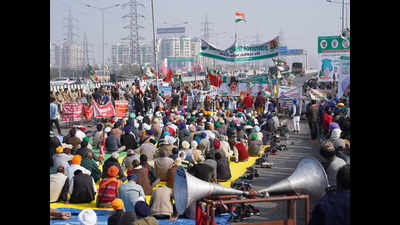 Farmers' protest: Traffic disrupted on Delhi's key routes as thousands stay put at border points