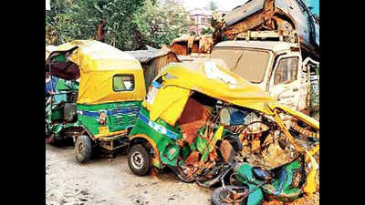Kolkata: Truck ploughs into three autos, kills pedestrian, injures four