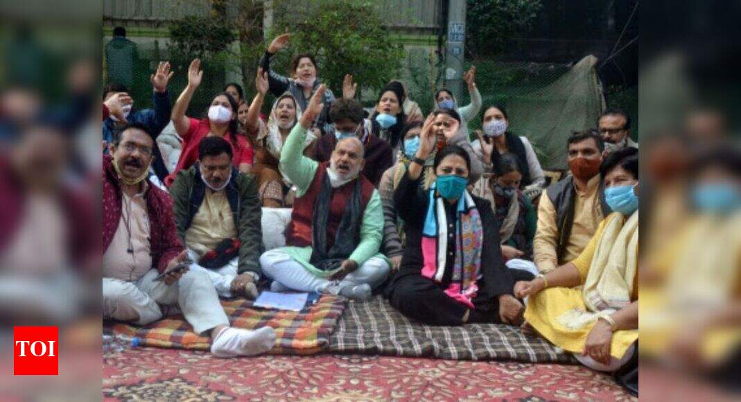 Civic body mayors call off dharna near Delhi CM's residence after 13 days | Delhi News - Vimarsana News