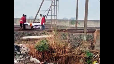 Mumbai: Four of family walk along tracks, 3 later found dead