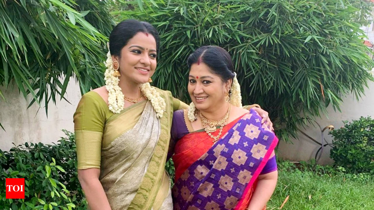 Pandian Stores fame Srividya Shankar gets emotional as shares a throwback  pic with late actress Chitra - Times of India