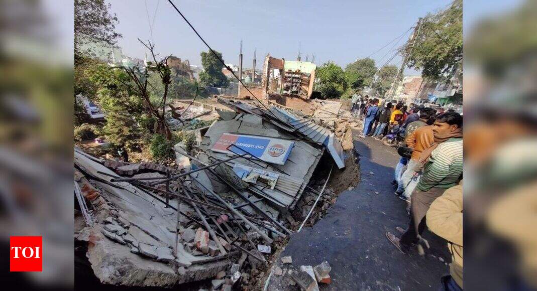 Old market collapses in Lucknow, no casualty, goods worth lakhs damaged ...