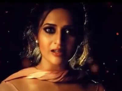 Divyanka Tripathi raps 'jaag jaag naari tu' in the promo of Crime Patrol Satark as its host; watch