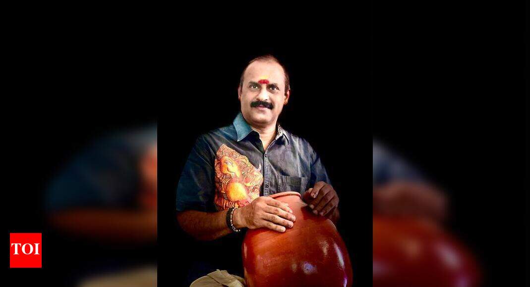 Manjoor Unnikrishnan performs jingle bells on Ghatam Malayalam Movie