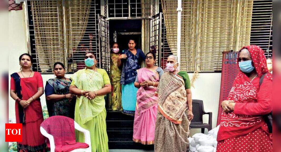 Eunuchs break away from tradition of blessing newly borns | Vadodara News - Vimarsana News