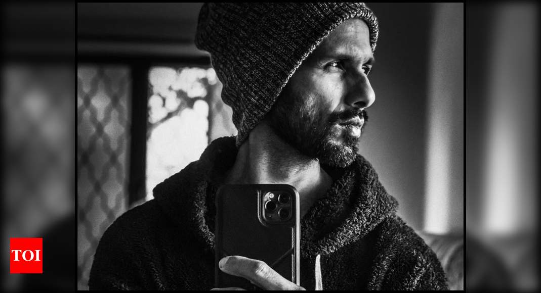 Shahid Kapoor S Latest Monochrome Picture Leaves Hrithik Roshan Siddhant Chaturvedi And Kunal