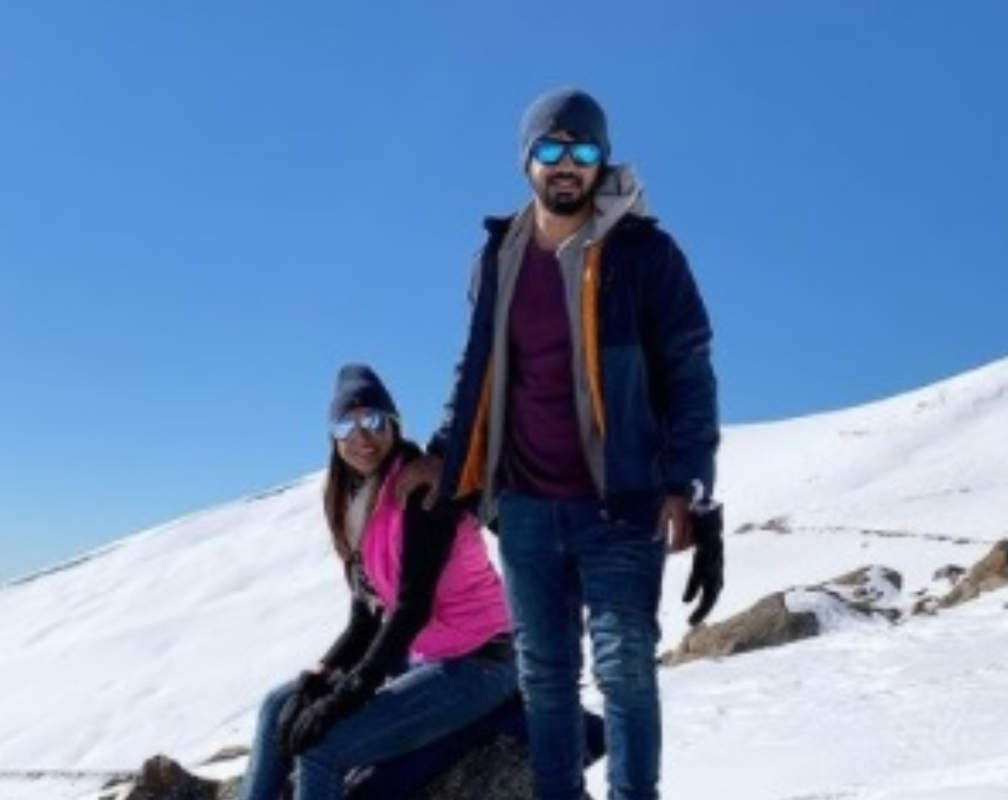 
Mahat and Prachi Mishra's first snow experience in Kashmir
