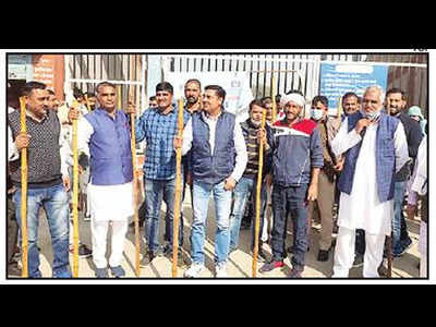 Alwar: MLA reaches stadium with lathi for duel with BJP neta