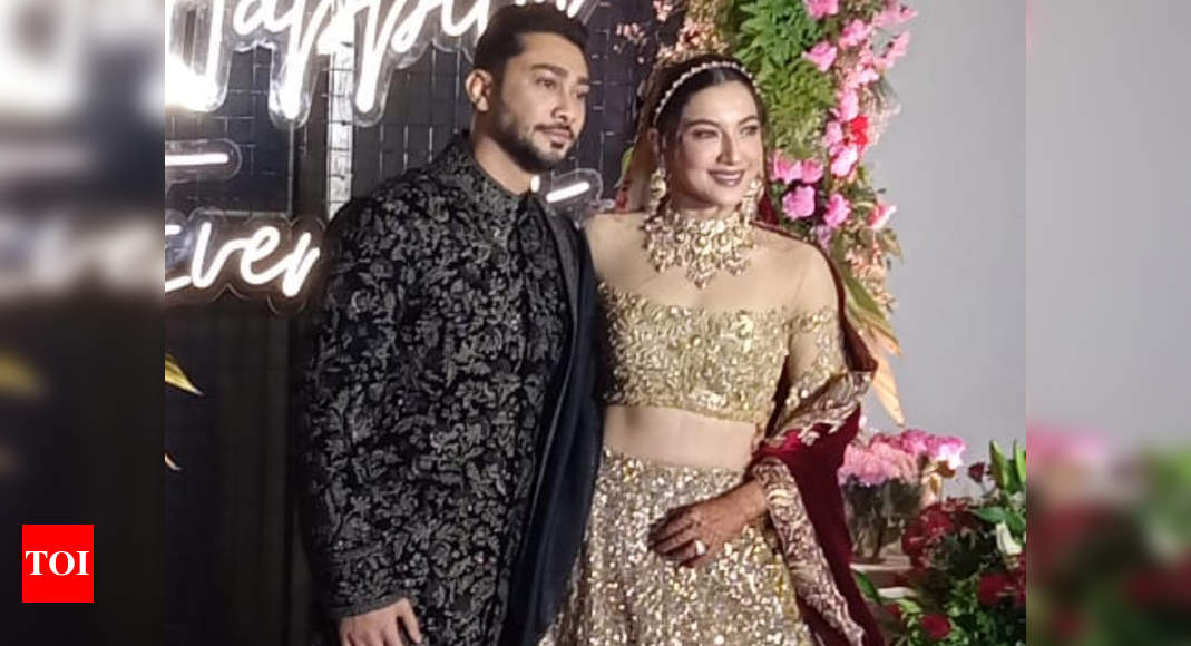 Gauahar Khan makes an impressive entrance in red and gold lehenga holding the hand of her husband Zaid Darbar;  all the pictures