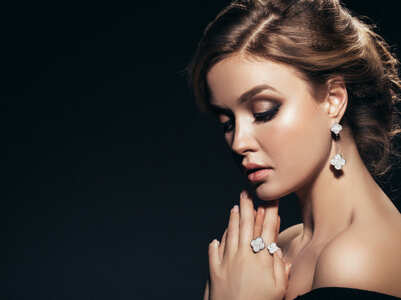 5 earrings that every woman should have in her jewellery collection